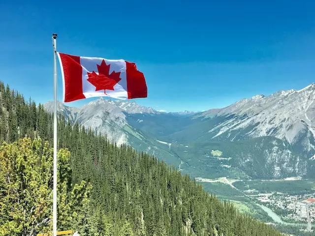 Drapeau Canada et paysage montagne