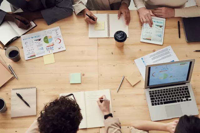 Ordinateur dossier professionnels au travail