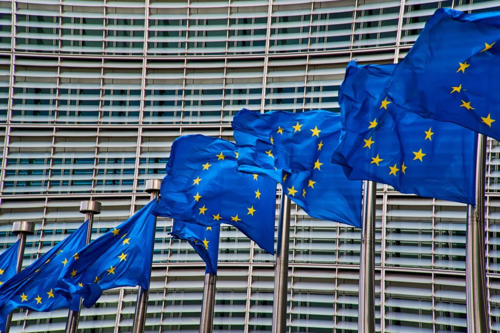Drapeaux européenx devant Commission Européenne