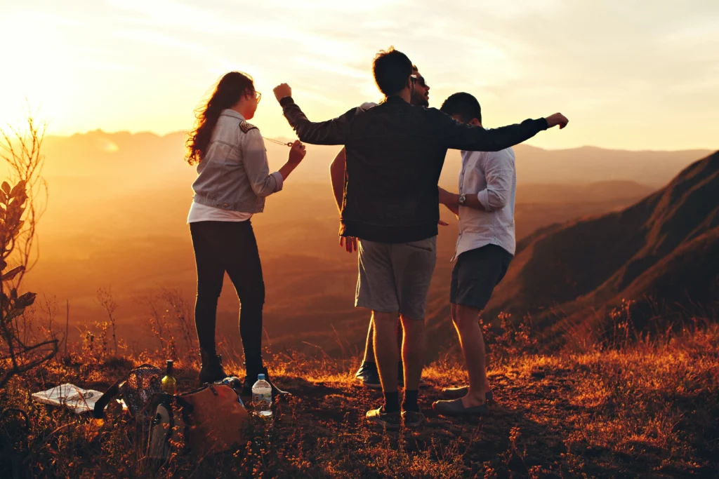 jeunes devant un couché de soleil