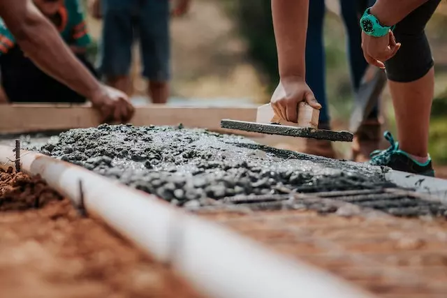 jeunes qui lissent du béton