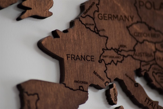 Mapmonde Europe en bois avec France et Allemagne écrit