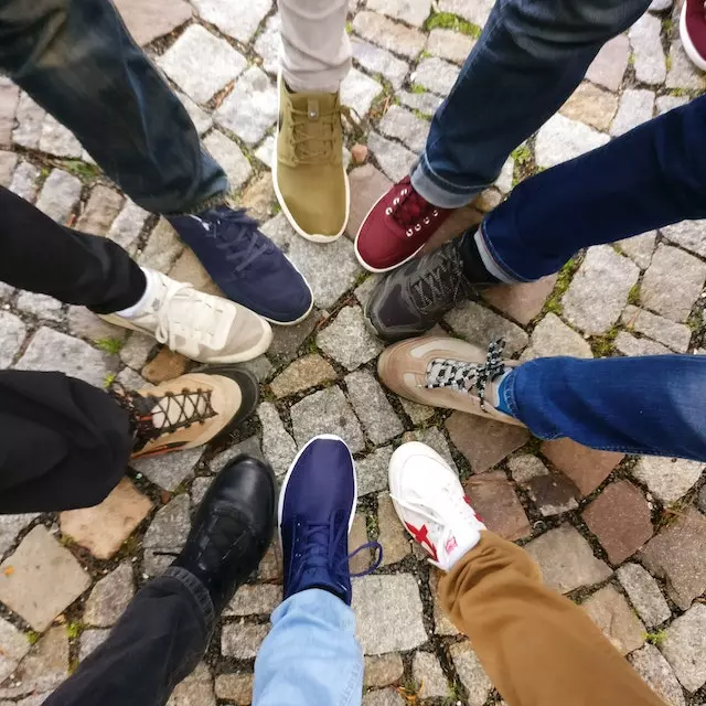 Les Gens Se Forment Autour De Chaussures