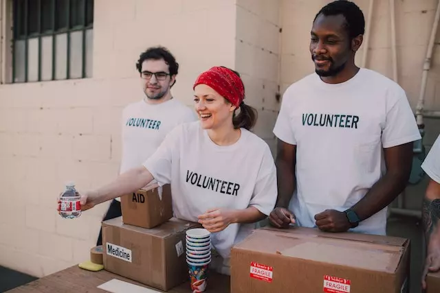 Volontaires qui distribuent des denrées