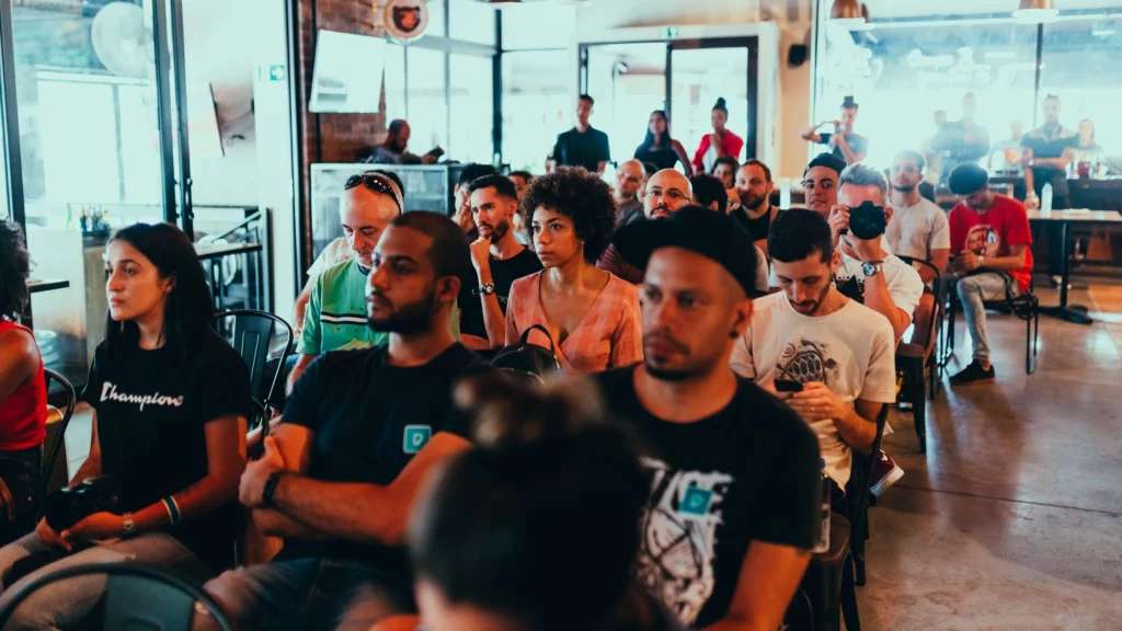 Personnes participants à une conférence