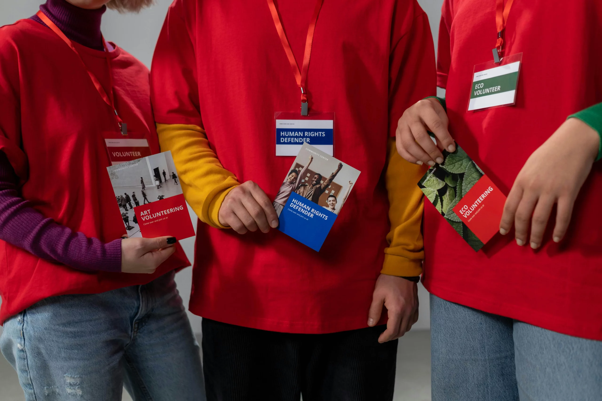 Jeunes avec tours de cou et flyers