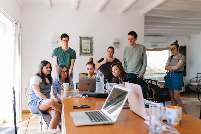 Jeunes adultes qui échangent